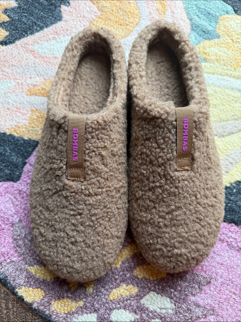 Bombas Sunday Sherpa Slip-On Slippers in dark caramel with Pink Logo